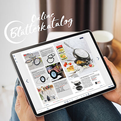 Person blättert auf einem Tablet durch den Hagen Grote Online-Blätterkatalog mit „Italienischen Spezialitäten“.