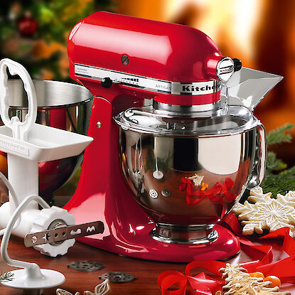 Robot de cuisine rouge de KitchenAid avec différents accessoires.