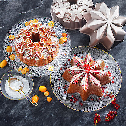 weihnachtliche Gugelhupfkuchen, einer in Form von Lebkuchenmännchen und der andere in Form eines Sterns