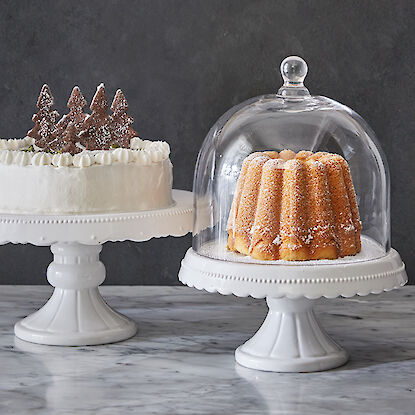 Kuchen auf dekorativen Tortenständern aus Porzellan