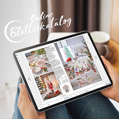 Person blättert auf einem Tablet durch den Julia Grote Online Blätterkatalog.
