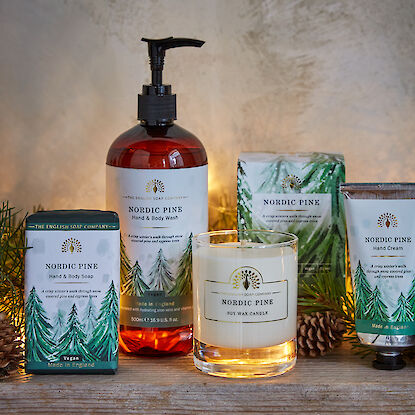 Pflegeset 'Nordic Pine' bestehend aus Hand- und Körperseife, Body Wash, Handcreme und Duftkerze