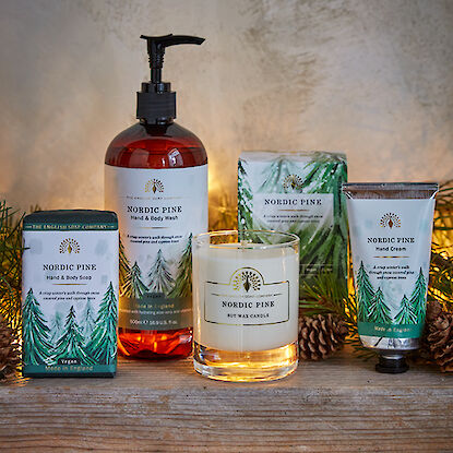 Nordic Pine Pflegeset mit Handseife, Body Wash, Handcreme und Sojawachskerze