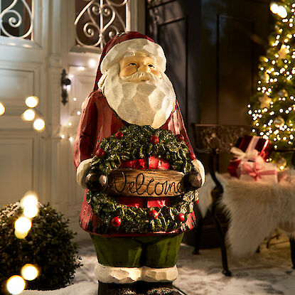 Weihnachtsmann-Dekoration mit 'Welcome'-Schild, festliche Außenbeleuchtung