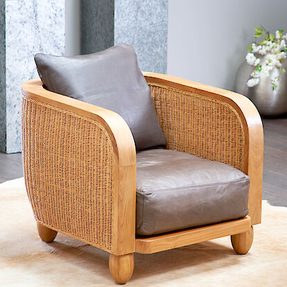 Eleganter Lambert Rattansessel mit Lederkissen in modernem Design