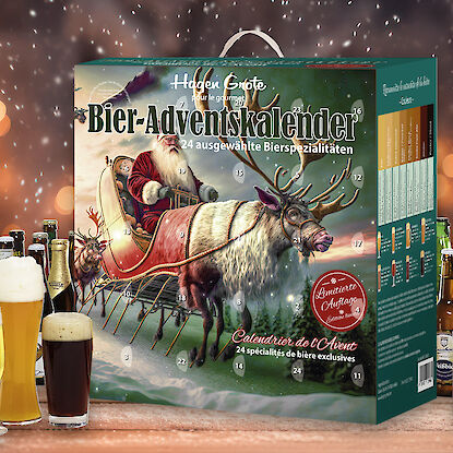 Bier-Adventskalender mit 24 Bierspezialitäten, umgeben von Flaschen und Biergläsern.