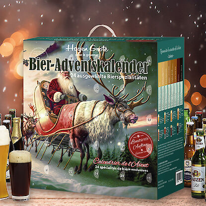 Bier-Adventskalender mit 24 Bierspezialitäten, umgeben von Flaschen und Biergläsern.