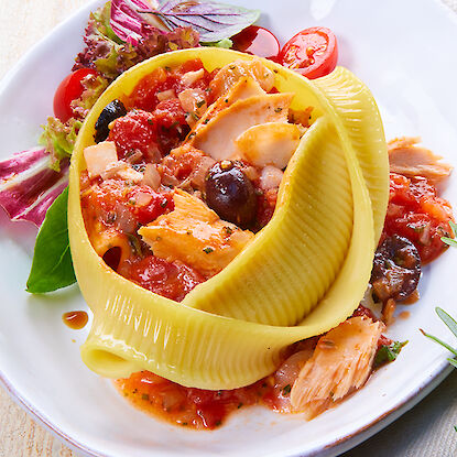 Gefüllte Caccavelle-Pasta mit Tomatensoße, Thunfisch, Oliven und frischem Salat