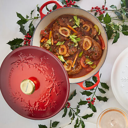 Weihnachtliche Le Creuset Bräter in Rot und Weiss