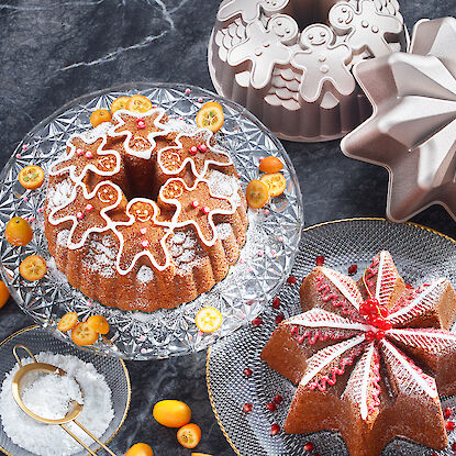 Weihnachtliche Kuchenformen mit Lebkuchenmännern und Sternen