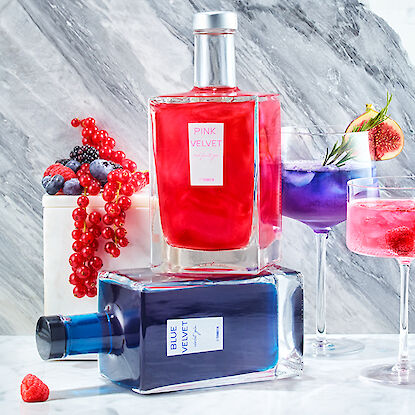 Edle Pink Velvet und Blue Velvet Liköre mit Beeren, Feigen und eleganten Cocktails