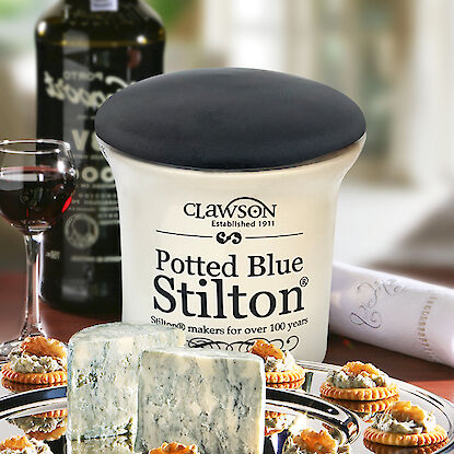 Potted Blue Stilton avec crackers, noix et vin rouge