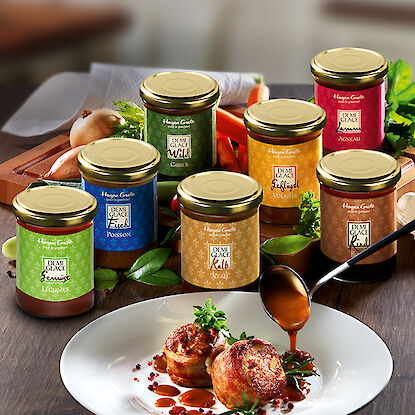 Sauces Demi-Glace Hagen Grote en bocaux avec un plat de viande dressé