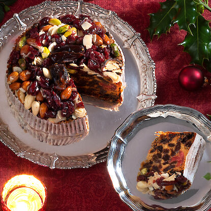 Festlicher Früchtekuchen mit Nüssen und Trockenfrüchten