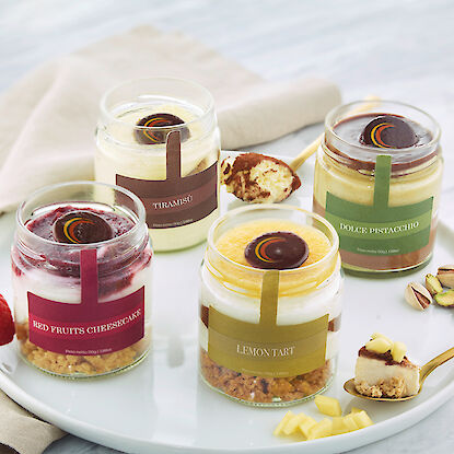 Vier Desserts im Glas: Tiramisu, Red Fruits Cheesecake, Lemon Tart und Dolce Pistacchio