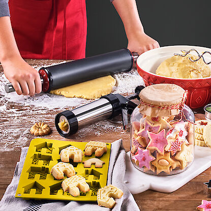 Weihnachtliches Plätzchenbacken mit Teigrolle, Spritzgebäckpresse und Ausstechformen