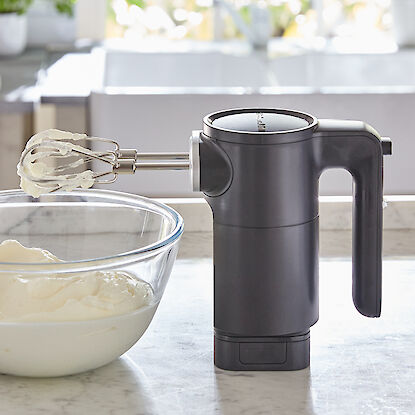 Mixeur à main compact KitchenAid avec crème fouettée