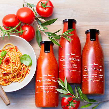 Trois sauces tomates (Amatriciana, Arrabbiata, Siciliana) avec tomates fraîches, branches d’olivier et pâtes.