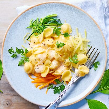 Cremige Orecchiette-Pasta mit frischem Gemüse und Kräutern