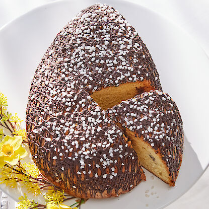 Osterkuchen mit Schokoladenglasur und Zuckerperlen