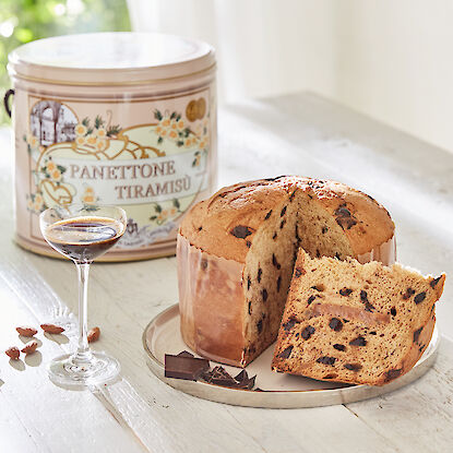 Panettone Tiramisu mit Schokolade und Likör, dekorativ serviert