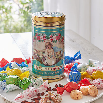 Amaretti et biscuits dans une boîte décorative avec des amandes et un emballage coloré.