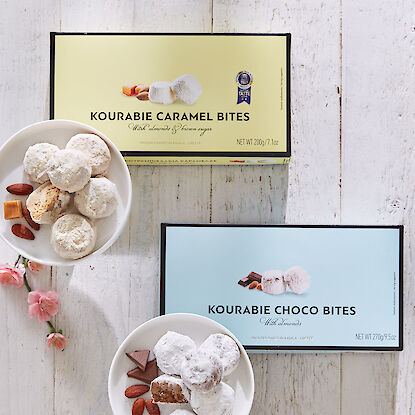 Biscuits Kourabie aux amandes, disponibles en saveurs caramel et chocolat.