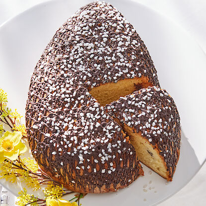 Gâteau de Pâques avec glaçage au chocolat et perles de sucre.