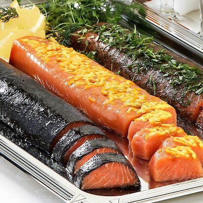 Edler gebeizter Lachs in drei Variationen mit Kräutern, Zitruszesten und Nori auf Silberplatte