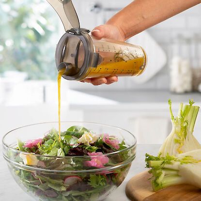 Salade fraîche avec vinaigrette maison d’un shaker Hagen Grote, servie avec du fenouil