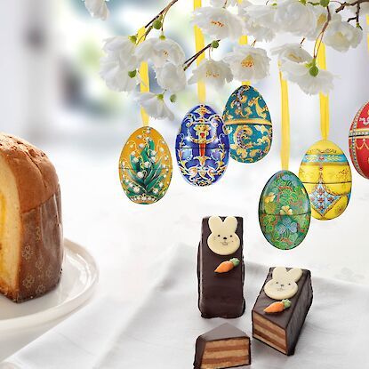 Panettone mit Zitronencreme, Osterdekoration und Schokoladenkuchen mit Osterhasen-Deko