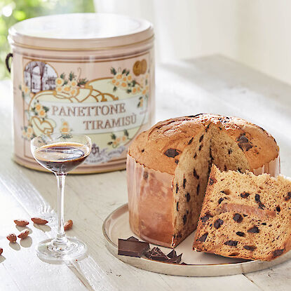 Panettone Tiramisu mit Schokostückchen, serviert mit Likör und Schokolade auf elegantem Tisch