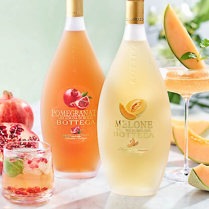 Liqueurs Bottega aux saveurs grenade et melon, servis avec des fruits frais et des cocktails