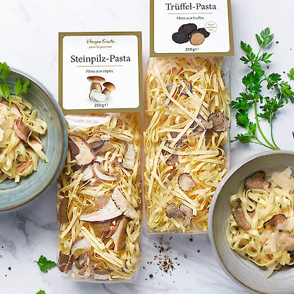 „Pâtes aux cèpes et à la truffe Hagen Grote avec des ingrédients raffinés, servies sur une table en marbre.