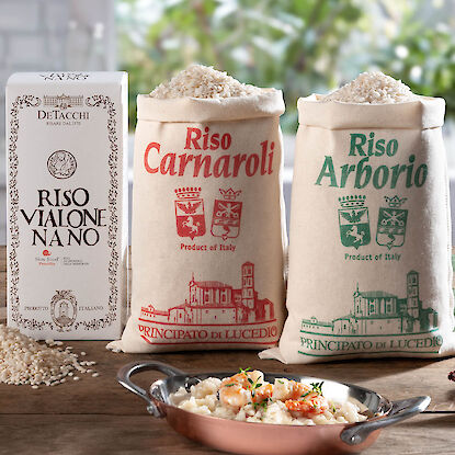 Riz à risotto italien : Vialone Nano, Carnaroli et Arborio avec risotto dans une poêle en cuivre.