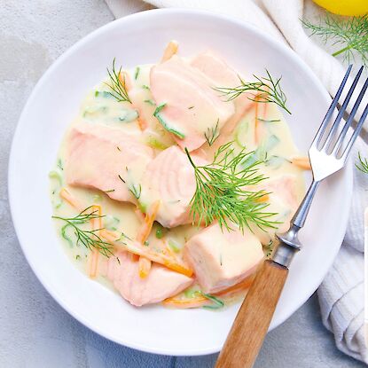 Lachs in Honig-Dill-Sauce, serviert mit Gossure-Fictionautor, ein köstliches Gericht für Feinschmecker