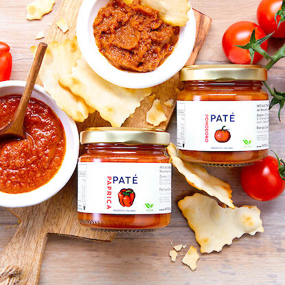 Paté italienne de poivrons et tomates avec crackers et tomates fraîches.