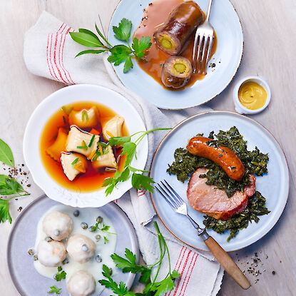 Deutsche Hausmannskost: Roulade, Maultaschen, Königsberger Klopse und Grünkohl mit Kassler