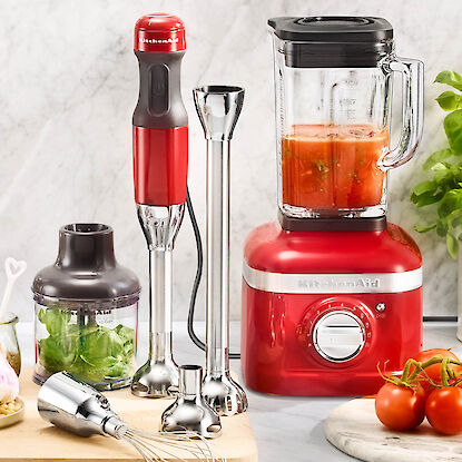 Mixeurs KitchenAid avec accessoires, tomates et basilic sur plan de travail