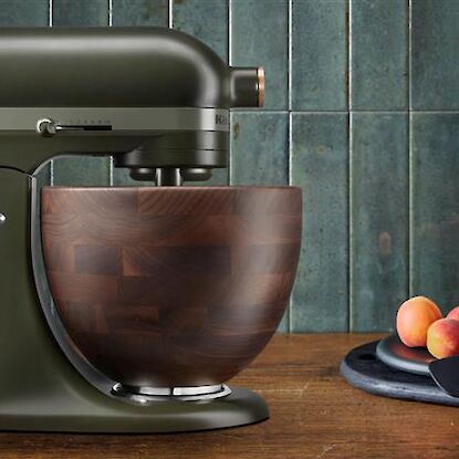 Olivgrüner KitchenAid mit Holz-Rührschüssel