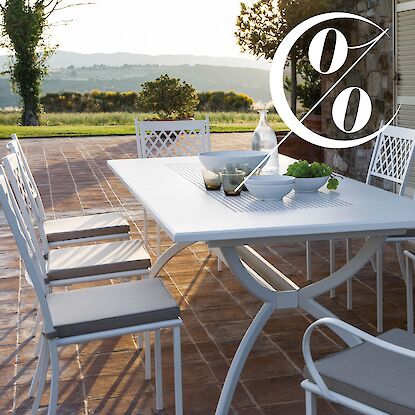 Sale: Gartentisch mit weißen Stühlen auf Terrasse, sommerlich gedeckt