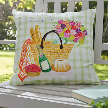 Zierkissen mit Picknickmotiv auf Gartenbank, grün-weiß kariert mit Blumen, Baguette und Sektflasche