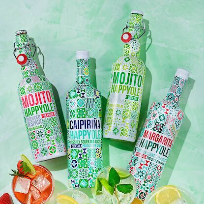 Bunte Cocktailflaschen von Happyole – Mojito, Margarita & Caipirinha auf grünem Hintergrund