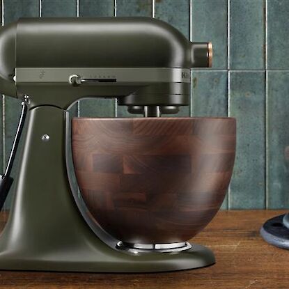 Olivgrüner KitchenAid mit Holz-Rührschüssel