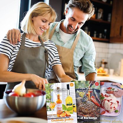 Couple souriant cuisinant ensemble dans la cuisine.