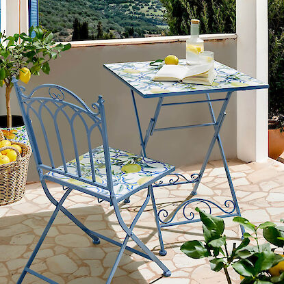 Blaues Balkon-Set mit Zitronenmotiv, bestehend aus Tisch und Stuhl, auf mediterraner Terrasse.   2/2