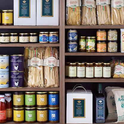 Rayons remplis avec différents produits de la marque propre Hagen Grote.