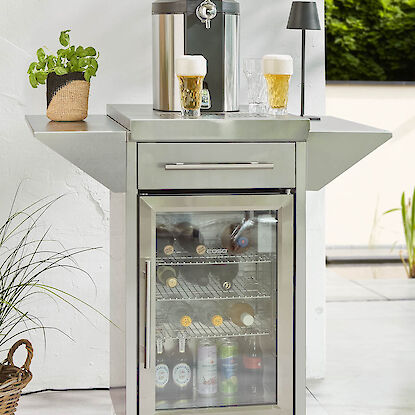 Bierkühltrolley aus Edelstahl mit Zapfanlage, zwei Bieren, Flaschen und Dosen im Kühlschrank.