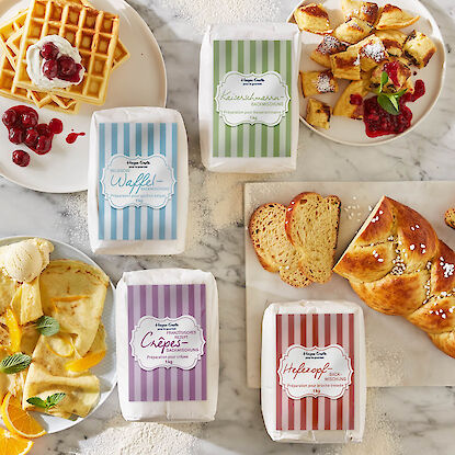 Différents mélanges à pâtisserie pour gaufres, Kaiserschmarrn, crêpes et brioche tressée avec exemples cuits
