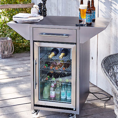 Outdoor Kühlschrank gefüllt mit Getränken, stehend auf einer Terrasse.